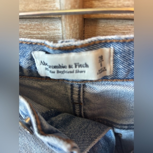 Abercrombie & Fitch Women’s Light Denim Mid Rise Bf  Shorts Distressed Size 28 - Picture 2 of 3